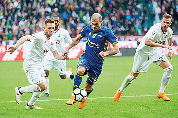 Калачев (в центре) был признан лучшим игроком матча в составе «Ростова». Фото с сайта fc-rostov.ru