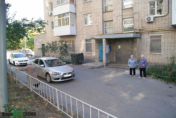 Вышел из дома – и сразу под машину.