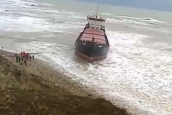 Сухогруз сел на мель в низовьях Дона
