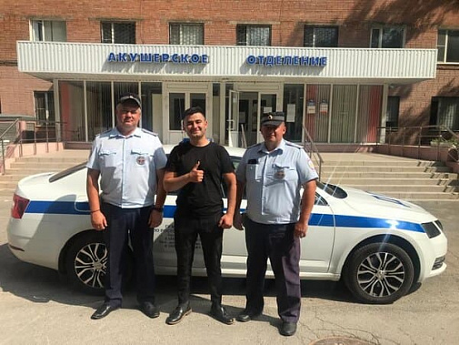 В Ростовской области сотрудники ДПС помогли роженице вовремя добраться до больницы