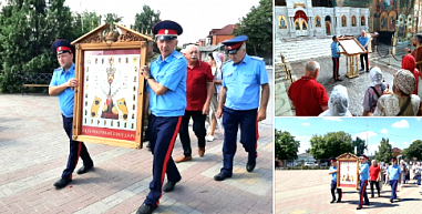  В городе Шахты казаки-дружинники помогли обеспечить порядок по время крестного хода