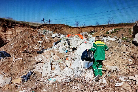 Идет обследование несанкционированной свалки близ Волгодонска. Источник фото Межрегиональное управление Росприроднадзора по Ростовской области и Республике Калмыкия.