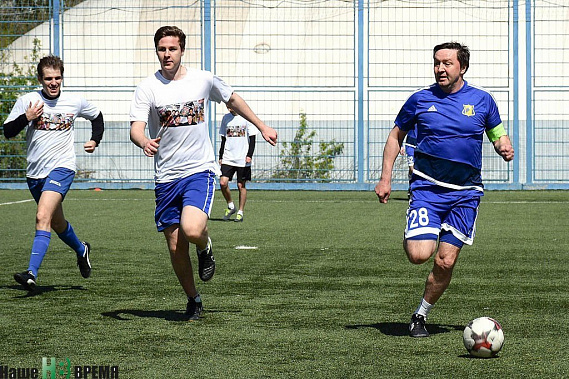 Матч журналистов и команды администрации ФК «Ростов». С мячом легендарный полузащитник клуба Михаил Осинов.