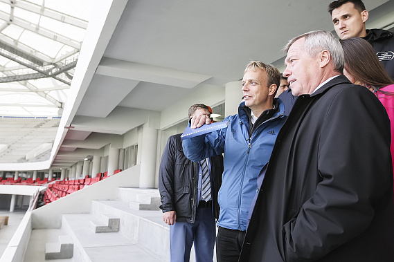 Колин Смит (в центре) считает, что работы ведутся быстрыми темпами и с хорошим качеством.