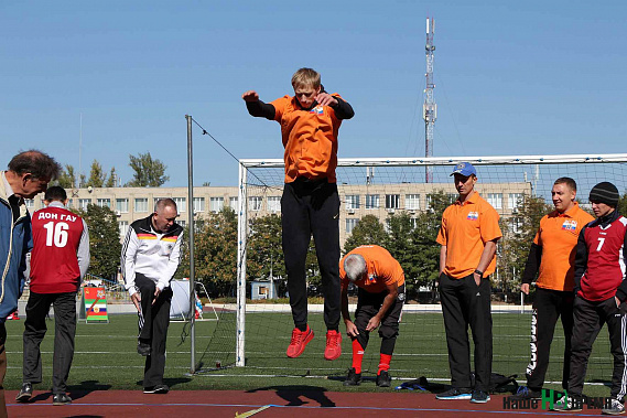 Прыжок в длину выполняет олимпийский чемпион Пекина по прыжкам в высоту депутат Законодательного собрания РО Андрей Сильнов.