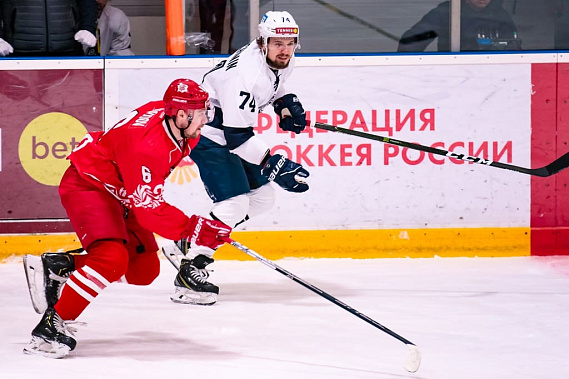 Борьбу за шайбу ведет ростовчанин Илья Давыдов (№6)
