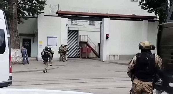 Моменнт операции по освобождению заложников. Источник фото:24inf.ru 