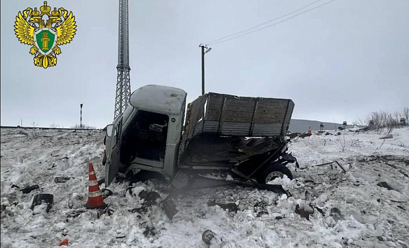 Легковой автомобиль «пободался» с поездом