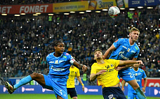 В первом полуфинальном матче розыгрыша Кубка России  футболисты «Ростова» уступили питерскому «Зениту»