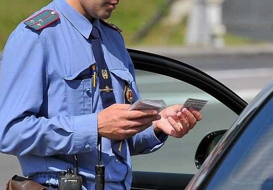 В Таганроге мужчина «прокатил» на двери инспектора ГИБДД