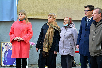 В Ростове открыли памятную доску известному журналисту Евгению Серову