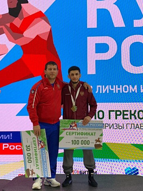 Обладатель Кубка России Мавлуд Ризманов (справа). со своим тренером Ашотом Закаряном.