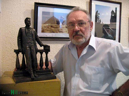 Анатолий Скнарин со своим эскизом памятника Антону Чехову.