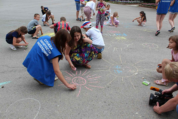 У подростков очень популярна работа помощника воспитателя на детской площадке.