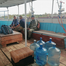 В азовское Задонье после повреждения трубы водовода повезли бутилированную воду