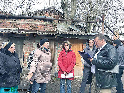 После того как наш оператор выложил в сеть сюжет о ремонте на Тельмана, на встречу с жильцами сразу прибыли «официальные лица». После того как наш оператор выложил в сеть сюжет о ремонте на Тельмана, на встречу с жильцами сразу прибыли «официальные лица».
