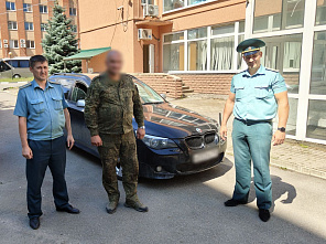 В Таганроге таможенники передали военным конфискованные машины