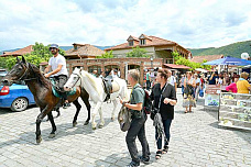 Желающие могут покататься верхом по улочкам Мцхеты.
