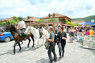 Желающие могут покататься верхом по улочкам Мцхеты.