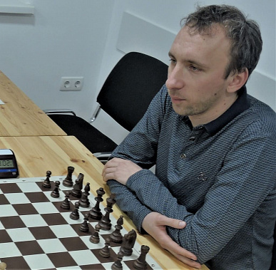 Мастер ФИДЕ  Дмитрий Елизаров