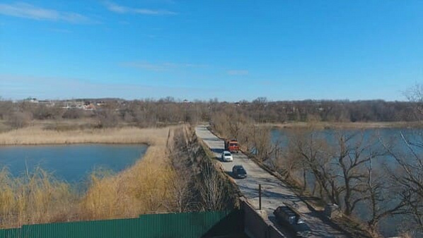 Пока что роль такого моста выполняет дамба, которая официально не должна использоваться как проезжая часть