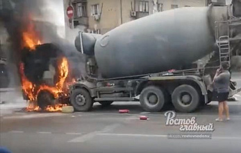 В центре Ростова сгорела бетономешалка