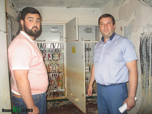 Замгендиректора УК «Коммунальщик Дона» Вадим ОБЕЙКО и замначальника Госжилинспекции области Дмитрий АГУРЕЕВ в подвале возле отремонтированного вводно-распределительного устройства. По дверям электро шкафа видно, каким был уровень воды.