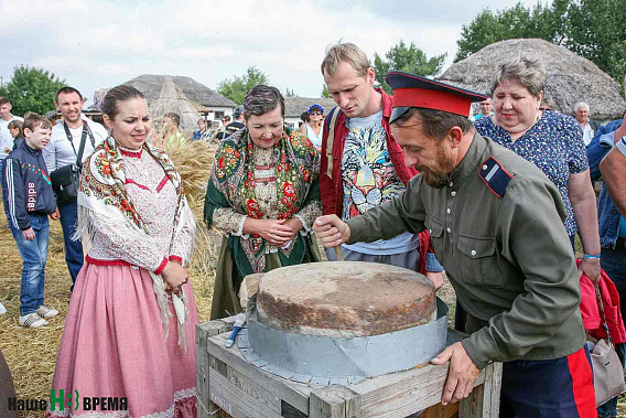 На домашней мельнице можно получить муку грубого помола, а также смолоть не только пшеницу, но и рожь, овес, горох, пшено и гречку.