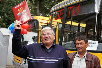 Министр раздает ключи и говорит: «В добрый путь!»_25832