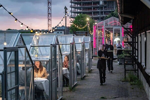 В Амстердаме летние веранды кафе обустроили теплицами, которые призваны установить социальные дистанции между посетителями.