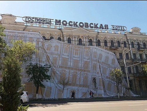 Многие годы шедевр архитекторов Померанцева и Дурбаха скрывает неприглядного вида баннер. Источник фото: 