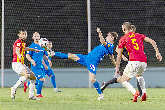 За мяч борются футболисты «Чайки» (синяя форма). Фото с сайта ФК «Чайка»