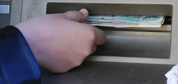 Ростовчанин снял с карт знакомой 170 тысяч рублей