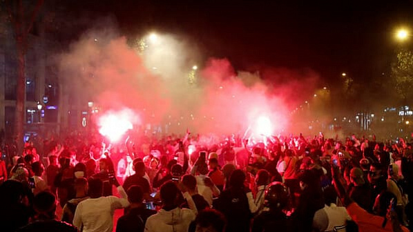 Поражение футбольной команды «ПСЖ» в финале Лиги чемпионов стало для французских фанатов пострашнее коронавируса: Елисейские поля очищали водометами.