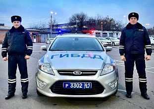 Ростовские инспекторы ГИБДД помогли мужчине быстро довезти беременную супругу до роддома