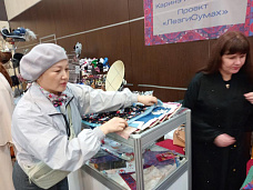 Кто-то покупает шляпки, а Зарина    решила купить косынку