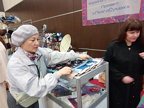 Кто-то покупает шляпки, а Зарина    решила купить косынку