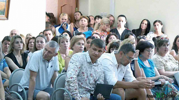 На собрание заместитель главы администрации Ростова по социальным вопросам Виктор Бережной пришел по собственной инициативе, чтобы успокоить людей. «Ни детский садик, ни школу никто закрывать не собирается. На ремонт нужно месяца 2-3» На собрание заместитель главы администрации Ростова по социальным вопросам Виктор Бережной пришел по собственной инициативе, чтобы успокоить людей. «Ни детский садик, ни школу никто закрывать не собирается. На ремонт нужно месяца 2-3»