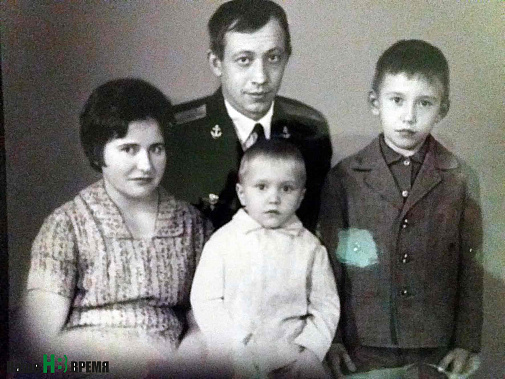 Леонид Мартынов с женой и сыновьями.