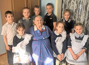 В станице Ермаковской второклассники-2020 встретились со своей сверстницей из сорок первого