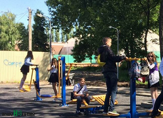 Тренажеры в центре Аксая приобретены на средства от собранной школьниками макулатуры.