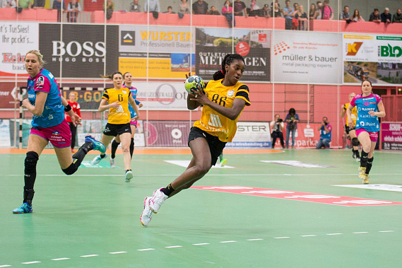 С мячом Александрина Барбоса. Фото с сайта ГК «Ростов-Дон»