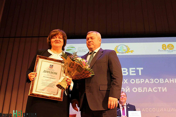 Диплом победителя в конкурсе эффективности деятельности органов местного самоуправления городских округов и муниципальных районов губернатор вручил главе администрации Октябрьского района Людмиле Овчиевой. Диплом победителя в конкурсе эффективности деятельности органов местного самоуправления городских округов и муниципальных районов губернатор вручил главе администрации Октябрьского района Людмиле Овчиевой.