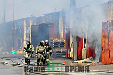 В Аксайском районе сгорели склады рядом с рынком «Классик». 