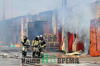 В Аксайском районе сгорели склады рядом с рынком «Классик». 
