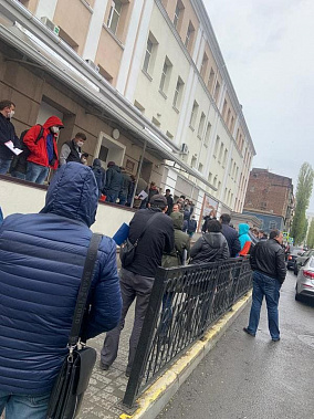 Живая очередь из претендентов на получение спецпропусков в Ленинском районе Ростова. Снято в 14.30