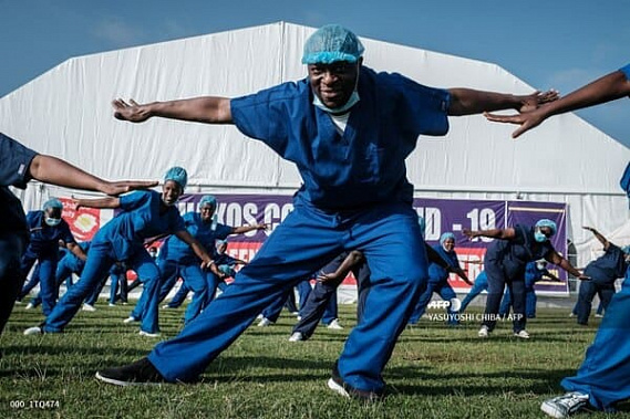Медики Кении начинают свой рабочий день физкультурно-боевым танцем зумба