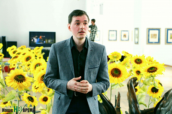 Сергей – художник-анималист. Портретирует «краснокнижников», чтобы привлечь внимание зрителей к их проблемам.