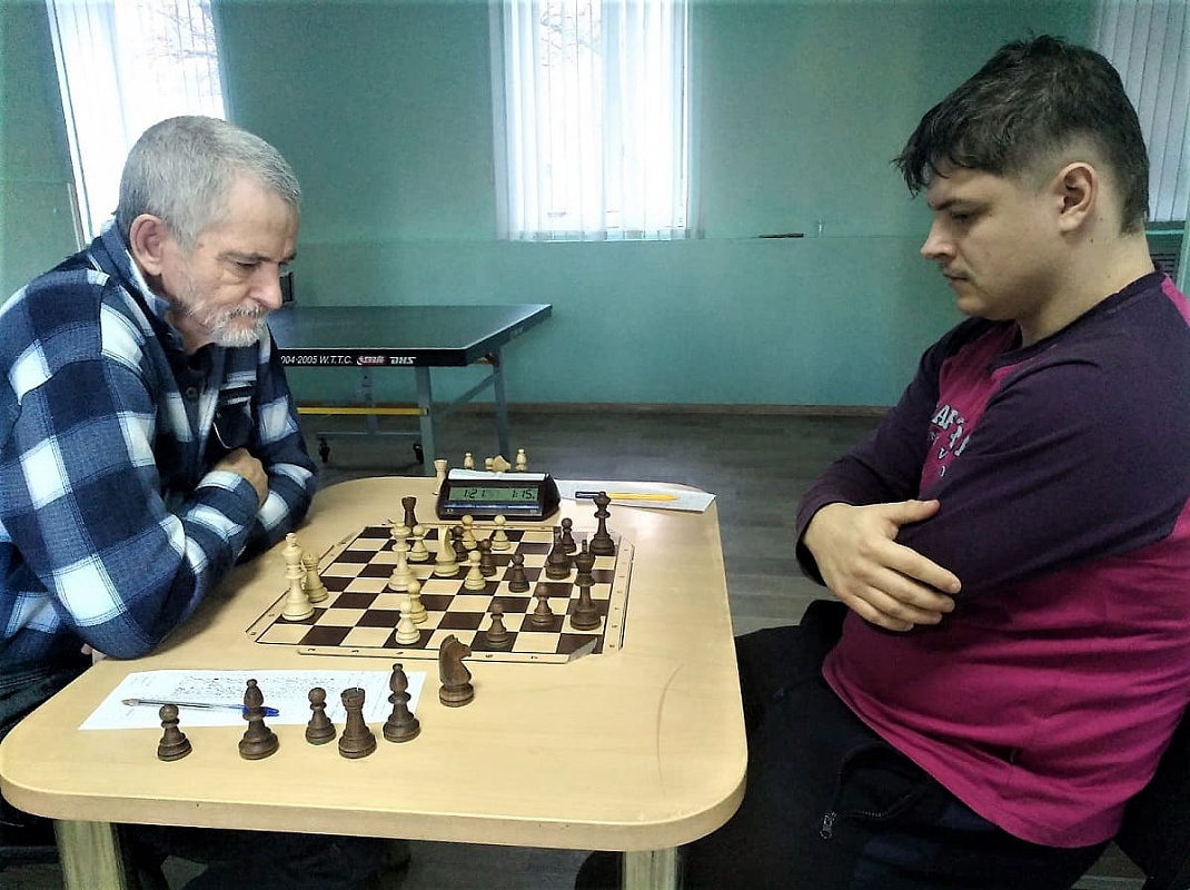 Играют Сергей  Поляков (первый разряд) и кандидат в мастера ФИДЕ Дмитрий Ямнов