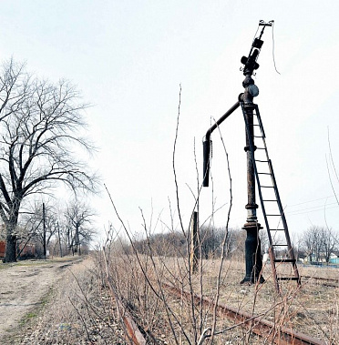 Когда-то эта железнодорожная ветка, соединяющая Тарасовский район Ростовской области с расположенным в нескольких десятках километров Луганском, была одной из наиболее оживленных...